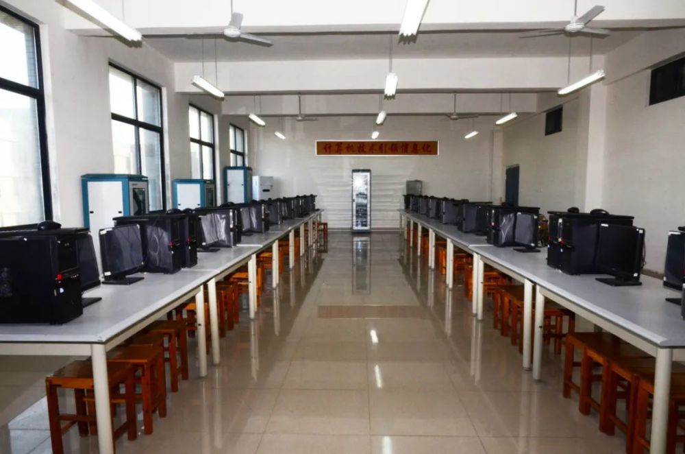 偉豪帶你逛鄭州商業(yè)技師學(xué)院 商業(yè)貿(mào)易系網(wǎng)絡(luò)工程安裝與設(shè)計專業(yè)探秘